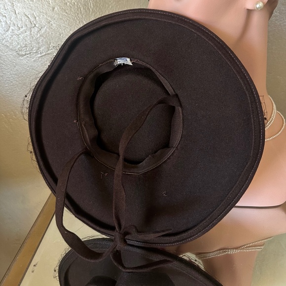 OPULENT 1940s\' BROWN FELT TILT HAT WITH GROSGRAIN BOW, VEIL & FUCHSIA FEATHERS